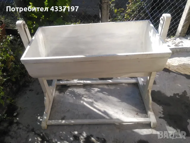детска люлка антика. отдолу има дупки за проветряване