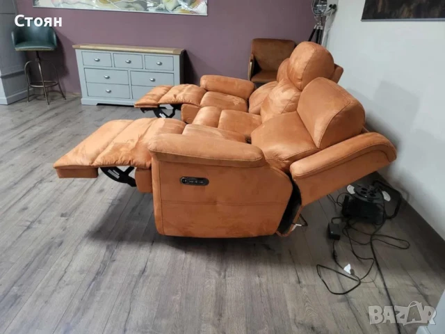 Оранжев диван от плат тройка "Gracie" с електрически релакс механизъм, снимка 7 - Дивани и мека мебел - 50648474