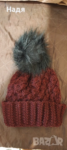 Нова зимна шапка с пискюл в бордо