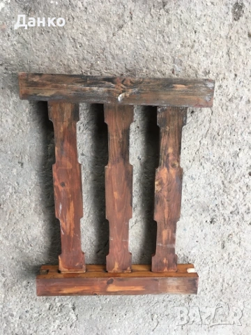 Продавам стари части от дървени парапети за декорация