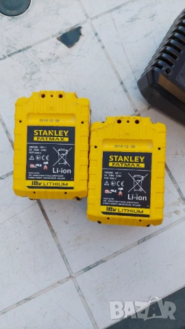 Stanley 2 батерии и зарядно , снимка 3 - Други инструменти - 53737285