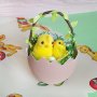 1405 Великденска украса пиле в кошничка от яйце декорация за Великден 15см