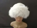 Дамска пухкава шапка в бял цвят, снимка 3