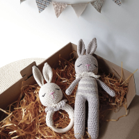 Зайче и дрънкалка ръчна изработка в неутрален цвят, плетени зайчета, играчка за бебе, бежово зайче , снимка 4 - Други - 44602627