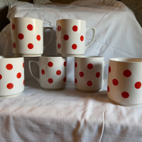 6 броя големи чаши тип мъг, червени на бели точки, Apulum, снимка 1 - Чаши - 35758912