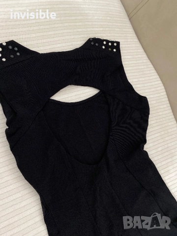 Черна рокля с гол гръб