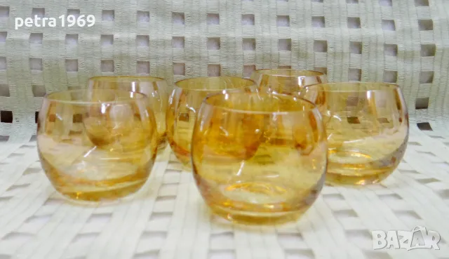 Шест малки чаши цветно стъкло
