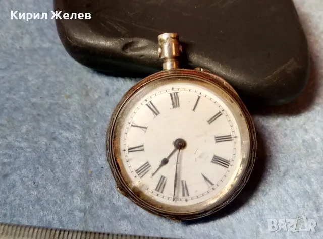 Стар ШВЕЙЦАРСКИ СРЕБЪРЕН ДЖОБЕН ЧАСОВНИК СРЕБРО 935 с РЪЧНО ОРНАМЕНТИРАН КАПАК 48870, снимка 10 - Джобни - 48034553