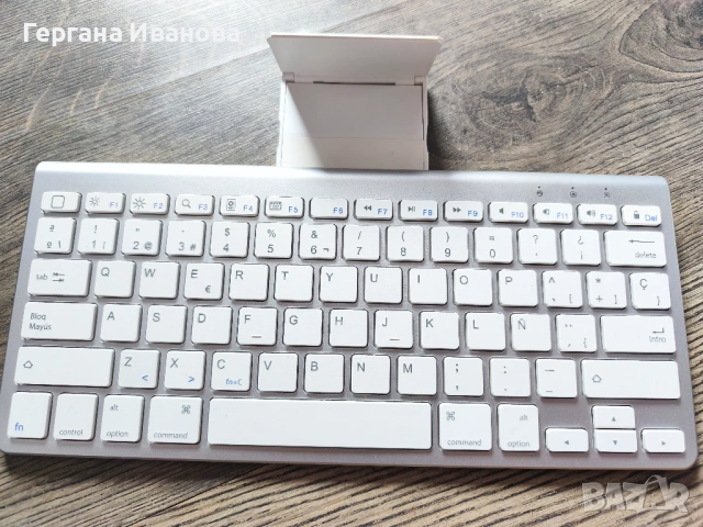 Bluetooth клавиатура OMOTON KB088 с вградена стойка за таблет/телефон, снимка 2 - Клавиатури и мишки - 53641269