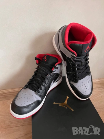 Оригинални Nike Air Jordan 1 mid в размер 42, снимка 3 - Спортни обувки - 53223110
