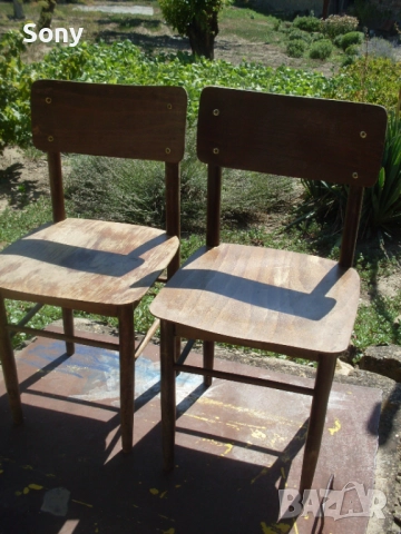 Стари дървени столове и маса.