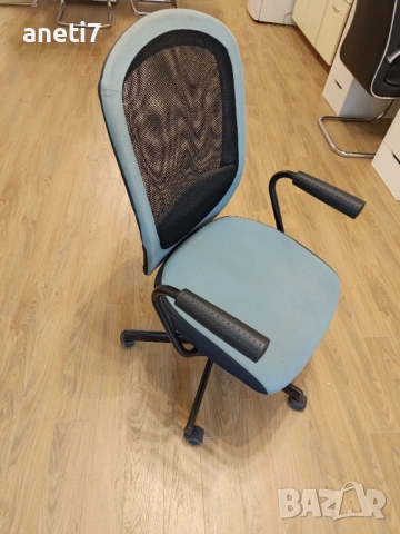 Офис стол от еко кожа 20€. Посетителски естествена кожа 90€ в отлично състояние.