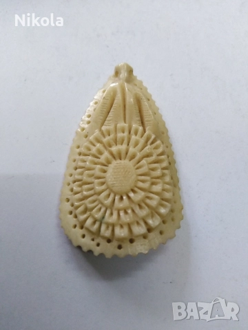 Красив медальон от слонова кост