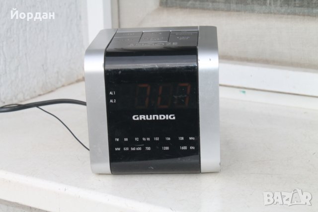 Радио GRUNDIG с часовник аларма 