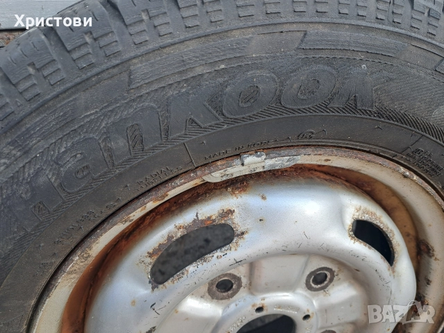 Продавам две зимни гуми с метални джанти за Форд Транзит 
