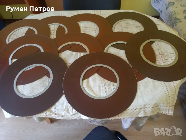 Дискове Изот, десет броя. 