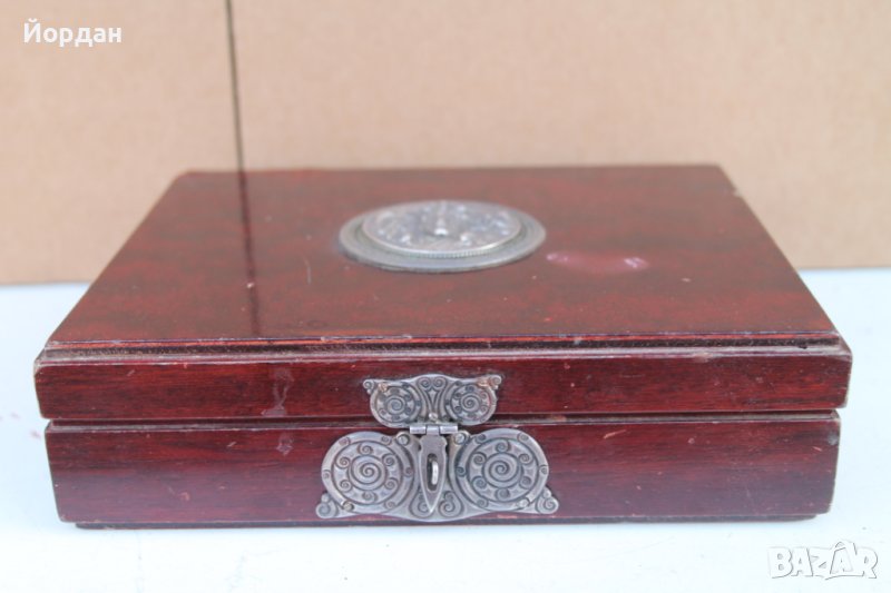 Дървена кутия за бижута със сребърен обков, снимка 1