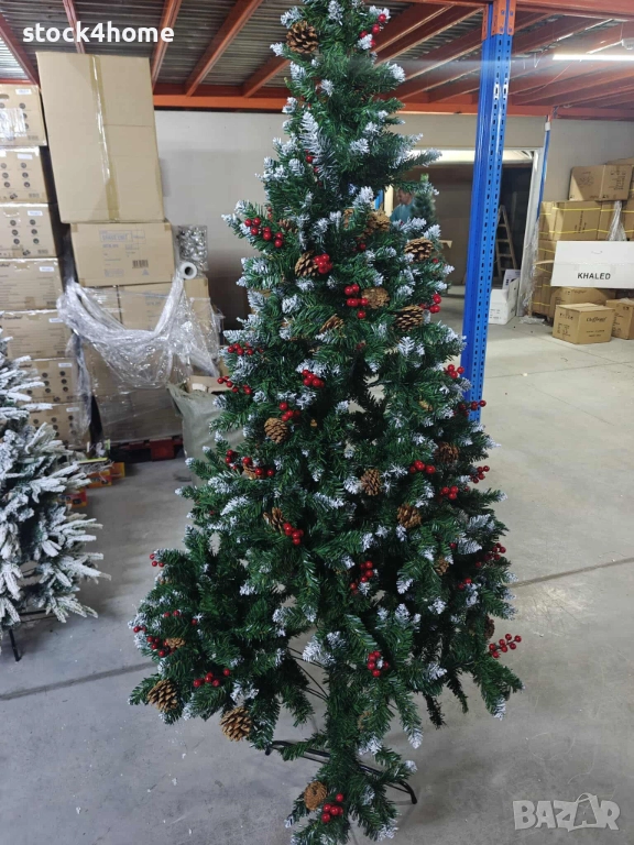 Луксозна Изкуствена елха с червен глог и шишарки, снимка 1