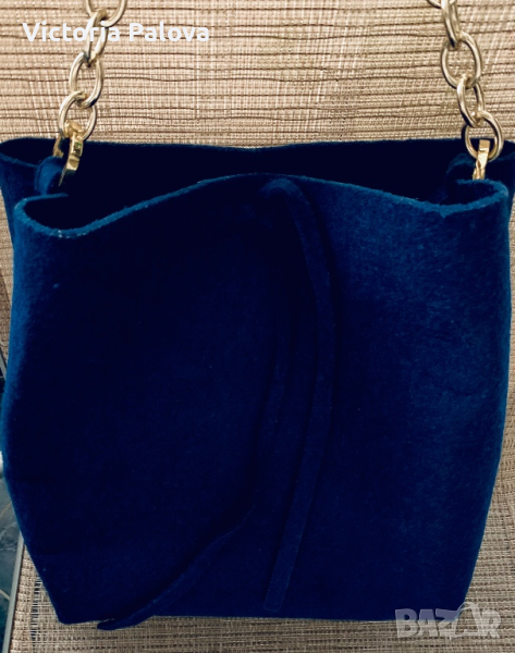 Чанта цвят ултрамарин със златен синджир, снимка 1