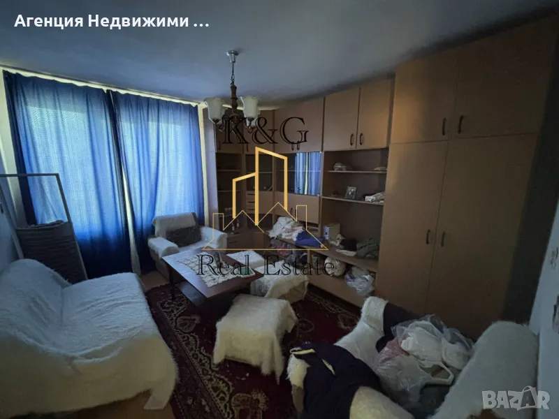 Триетажна тухлена на плоча къща в с. Стражец, снимка 1