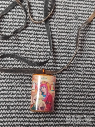 Богородица с Младенеца - дървена плочка с кожена връзка , снимка 2 - Колиета, медальони, синджири - 53456242