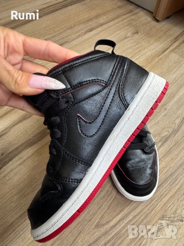 Оригинални детски кецове Air Jordan 1 Retro Mid! 29,5 н, снимка 3 - Детски маратонки - 52179707