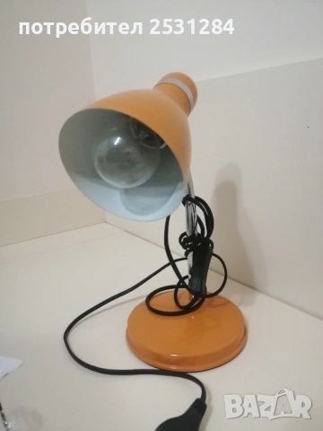Оранжева настолна лампа 