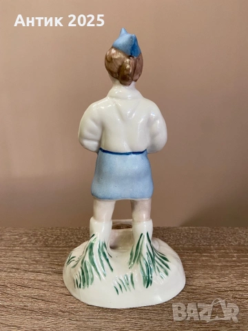 Винтидж порцеланова статуетка „Момиче с прасенце“, СССР, снимка 2 - Антикварни и старинни предмети - 53237368
