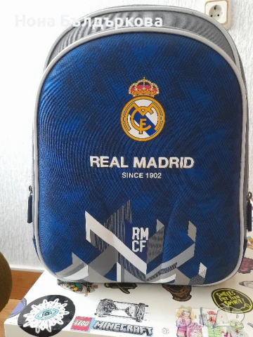 Ученическа раница за 1 клас Реал Мадрид + несесер цената му е 10лв 