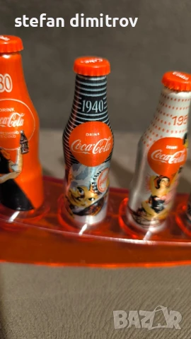 Coca Cola 100 години комплект бутилки, 10 мини алуминиеви бутилки с поставка, снимка 16 - Колекции - 51381111