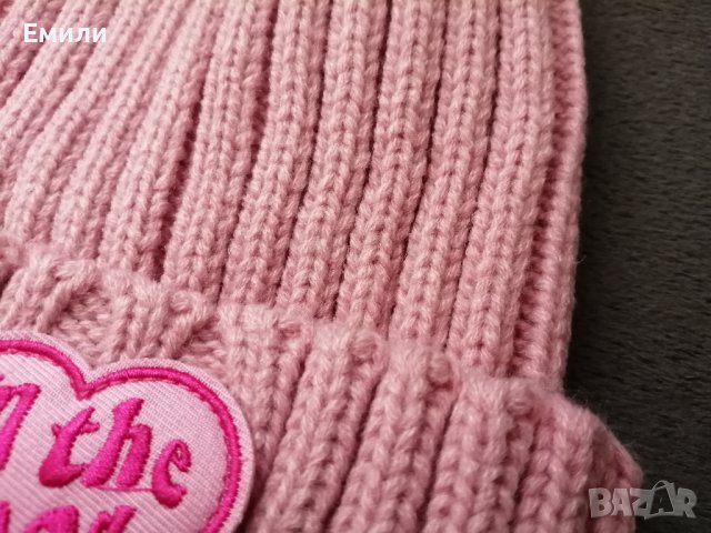 Дамска зимна плетена шапка с помпон и бродерия сърце с надпис "in the mood" в розов цвят , снимка 14 - Шапки - 42473861
