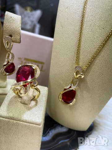 Нов бутиков златен комплект, снимка 3 - Бижутерийни комплекти - 44714319