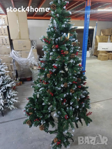 Луксозна Изкуствена елха с червен глог и шишарки