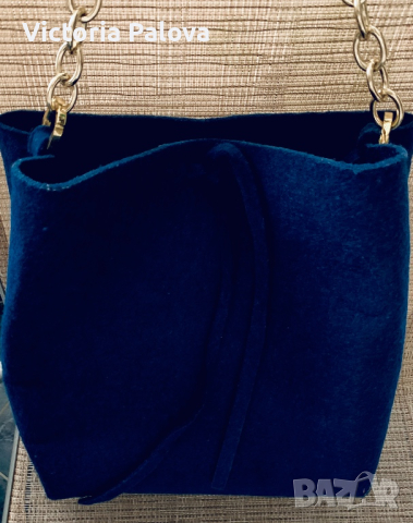 Чанта цвят ултрамарин със златен синджир