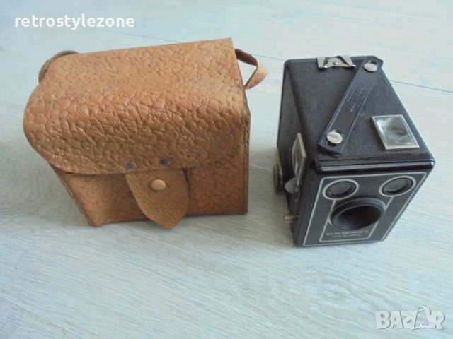 № 8086 стар фотоапарат - KODAK SIX 20 BROWNIE"D  - с кожена чантичка - ест.кожа