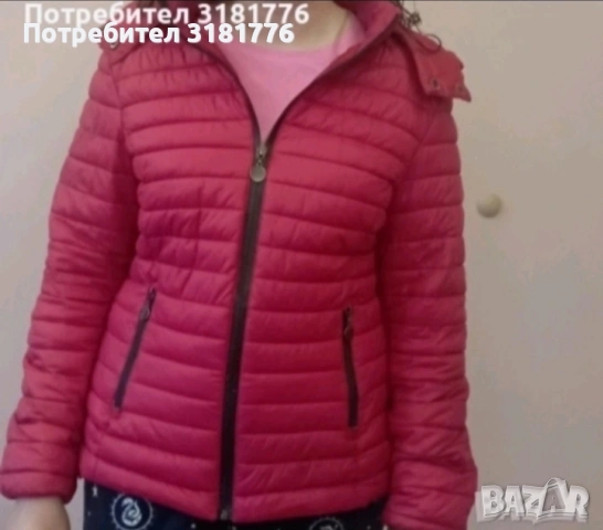 Дамско яке с подвижна качулка.