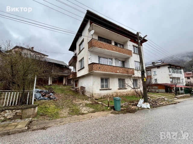 Продава се масивна къща с двор и гаражи – с. Смилян гр. Смолян, снимка 14 - Къщи - 53208774