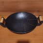 Много голям и много тежък дълбок чугунен тиган с ляти дръжки и дървени ръкохватки, снимка 2
