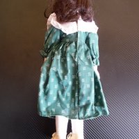 Порцеланова кукла със зелена рокля и панделки готина, снимка 5 - Кукли - 35709005