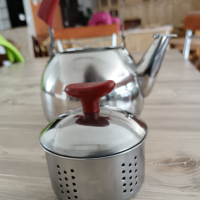 Свирещ чайник с цедка за чай 1 литър / 70787, снимка 3 - Аксесоари за кухня - 44616912