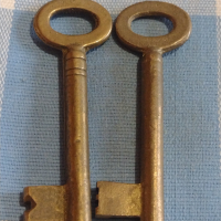 Два стари ключа от соца за брава за КОЛЕКЦИЯ ДЕКОРАЦИЯ БИТОВ КЪТ 40984, снимка 1 - Други ценни предмети - 44779335