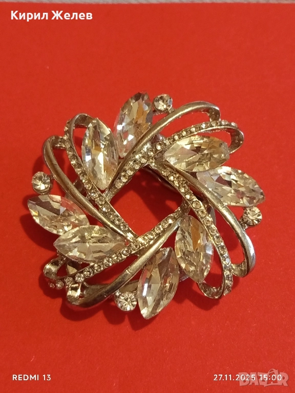 SWAROVSKI брошка прелестно кристално цвете с изящни триизмерни бели камъни 52236, снимка 1