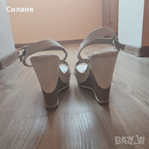 Страхотни кожени бели сандали с бронзови стелки на платформа с цветчета, 38 номер, снимка 7 - Сандали - 53748737