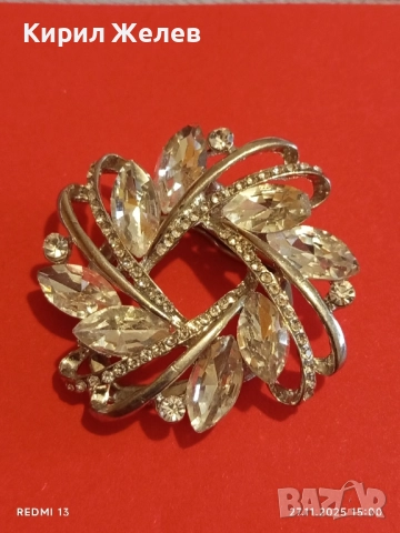 SWAROVSKI брошка прелестно кристално цвете с изящни триизмерни бели камъни 52236