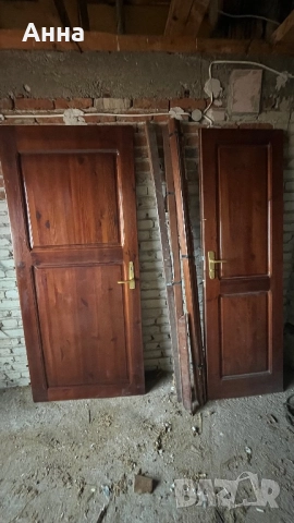 Интериорна дървена врата