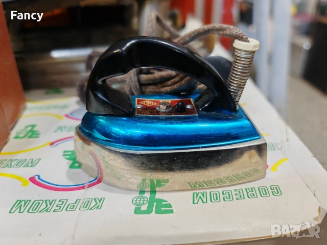 Стара мини ютия 1967 г, снимка 4 - Антикварни и старинни предмети - 53329166