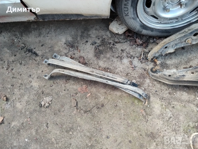 Шини Резервоар За Нисан Примера 1.6 16В Седан 1991г / Nissan Primera 1.6 16V Sedan 1991y