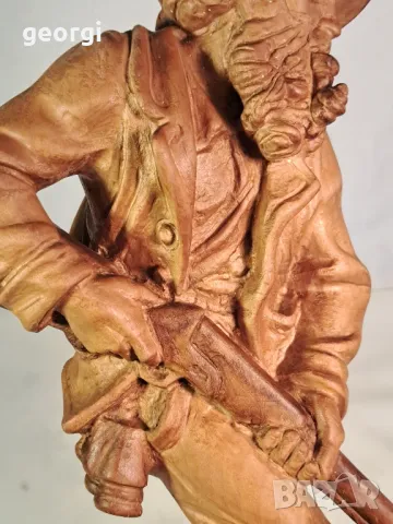 дървена статуетка ловец с куче авторска дърворезба 24/5, снимка 8 - Статуетки - 49588360