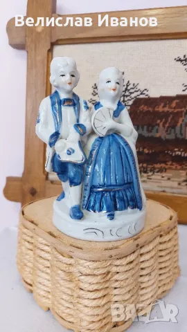 Порцеланова двойка на дама и кавалер в средновековен стил.Отлично състояние.