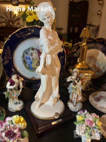 Capodimonte Italy  Circa 1987 автор  Bruno Merli - “ Дамата в бяло” невероятно красива  млада дама 